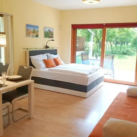 Lovely Apartment, Garden, Parking, Wifi, Netflix Prag