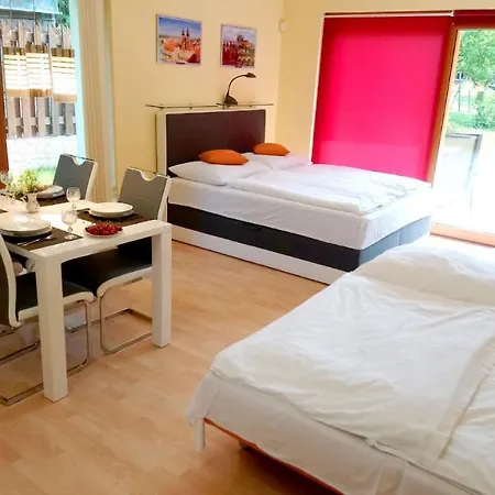 Lovely Apartment, Garden, Parking, Wifi, Netflix 公寓 *
