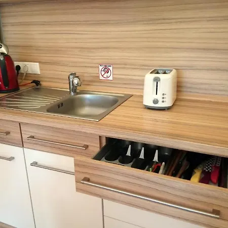 Lovely Apartment, Garden, Parking, Wifi, Netflix דירה פראג