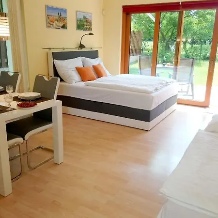 Lovely Apartment, Garden, Parking, Wifi, Netflix 公寓 *