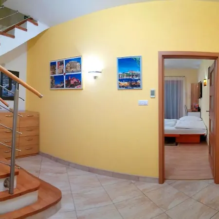 Lovely Apartment, Garden, Parking, Wifi, Netflix 公寓 *